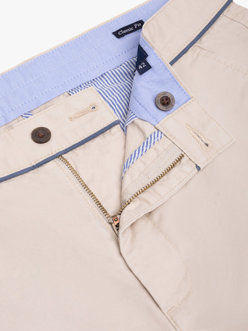 Pantalones cortos chinos de algodón beige de corte clásico