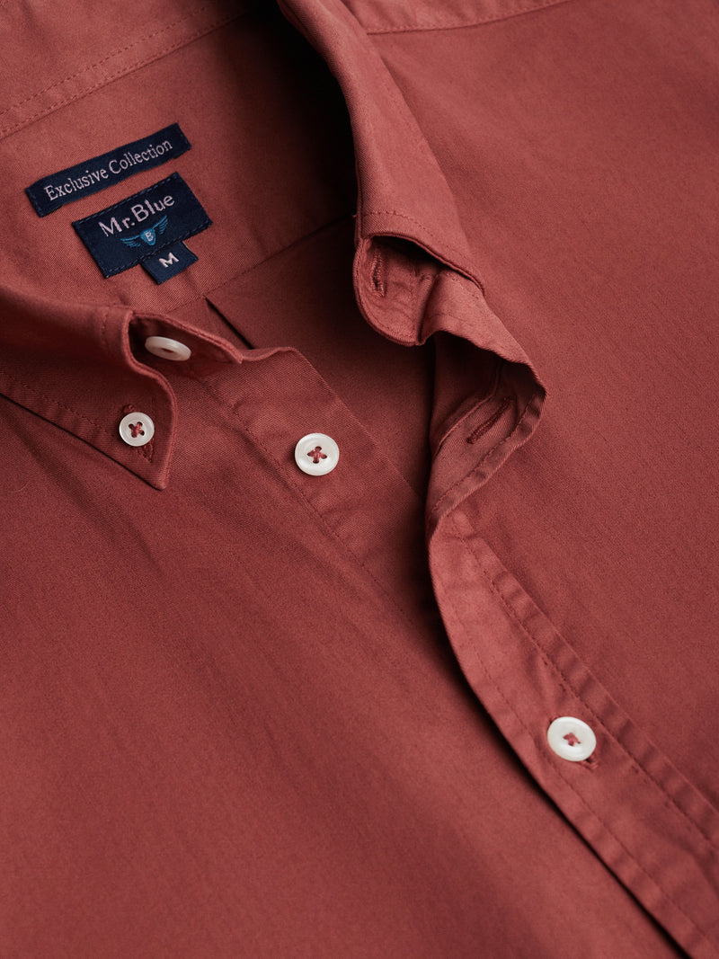 Camisa regular fit de sarga roja