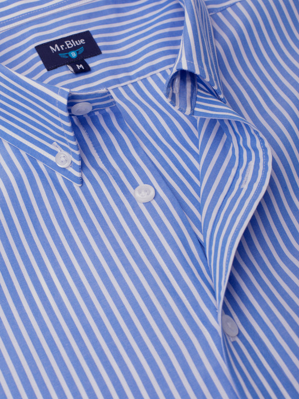 Camisa azul de manga corta de rayas medias con bolsillo