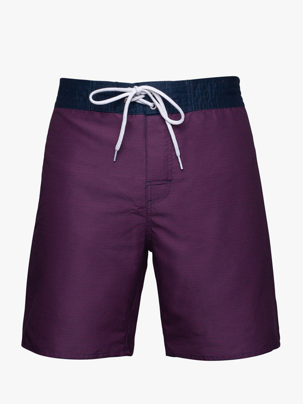 Pantalones cortos de surfista con rayas finas de color burdeos y rojo
