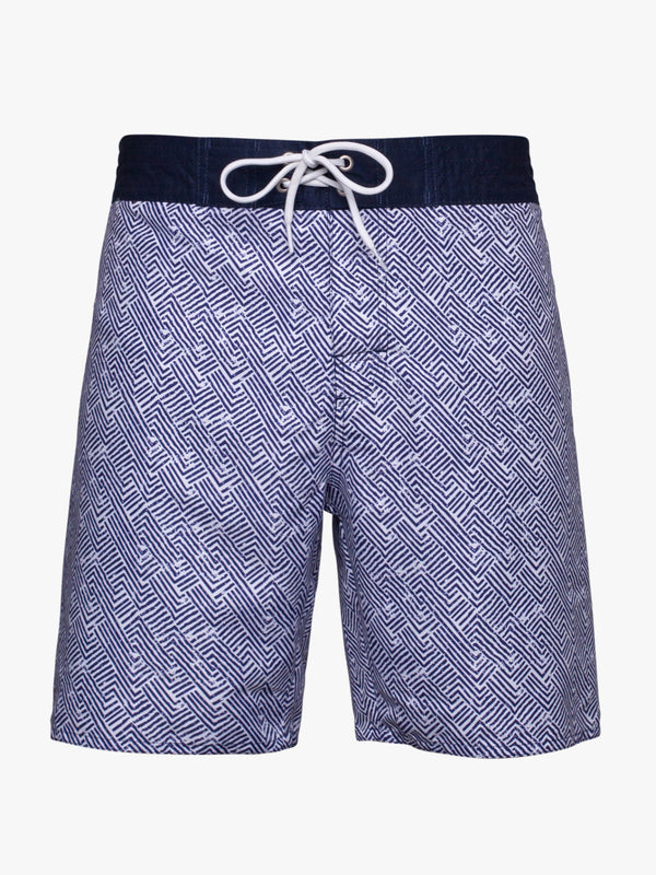 Pantalones cortos de surfista con estampado azul oscuro y blanco