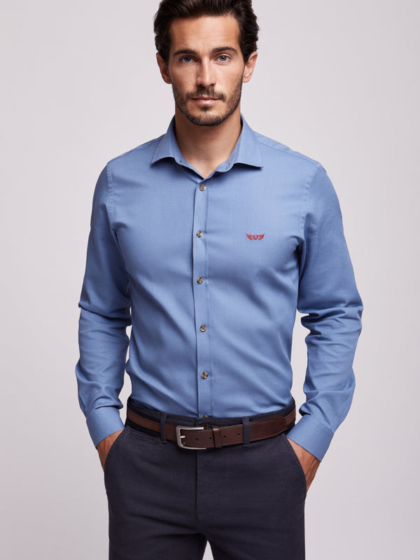 Camisa azul de algodón de ajuste intermedio