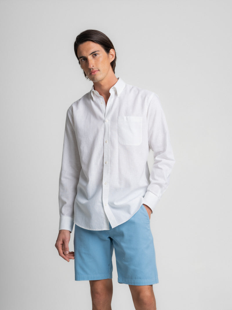 Camisa blanca de lino en forma regular