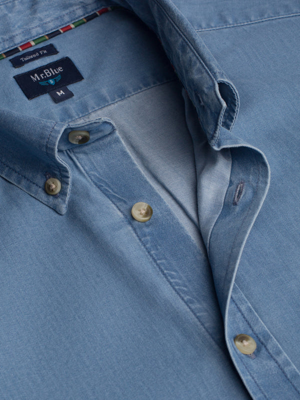 Camisa de algodón azul claro con bolsillo