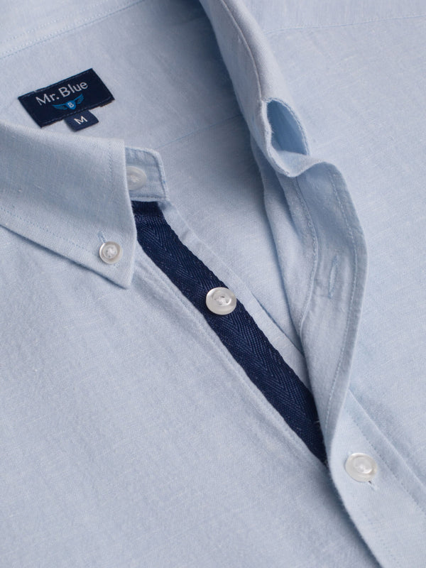 Camisa azul intermedia de lino de manga corta con detalles